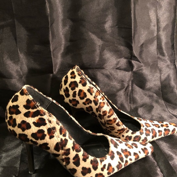 Steve Madden leather Leopard print w/ gold heels. - Picture 2 of 5